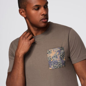 T-shirt męski bawełniany z printowaną kieszonką – ciemnooliwkowy V1