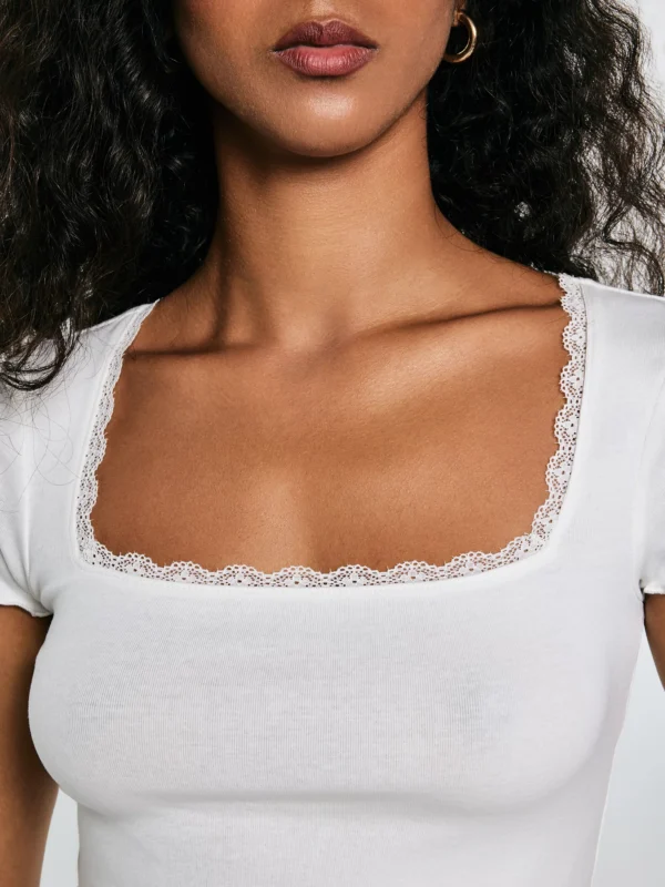 Koszulka damska w prążek z dekoltem caro Madlena 100