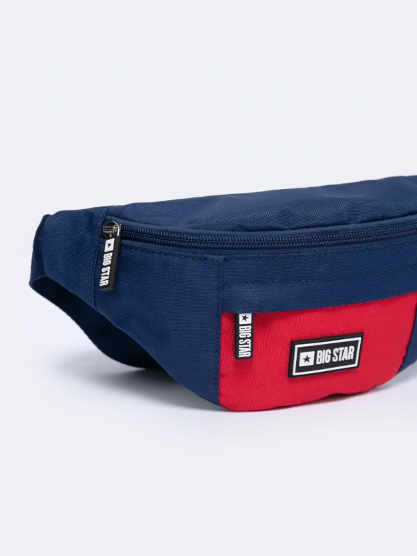 1c401c2f0e8ccbed959a8ba60a366fa909712d6e Saszetka męska typu nerka z czerwoną kieszonką na froncie granatowa Kralen 403