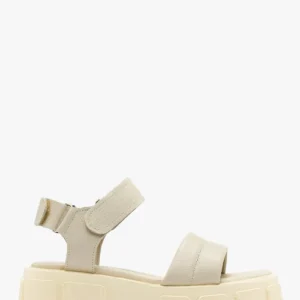 Kremowe sandały na lekkiej podeszwie