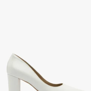 Białe czółenka na słupku