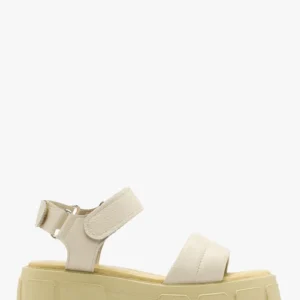 Kremowe sandały na lekkim spodzie