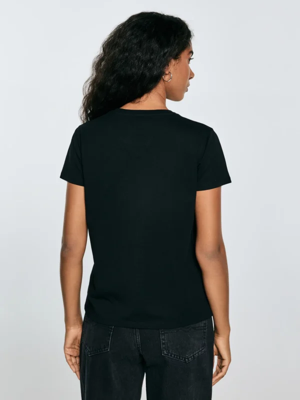 22b8a7035a38dff9180ce168af2f0a43eccea7d0 Koszulka damska z niewielkim haftem na piersi czarna Lidia 906