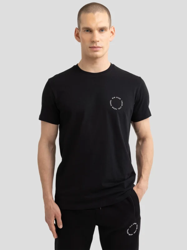 Koszulka męska z niewielkim nadrukiem na piersi czarna Orpion 906