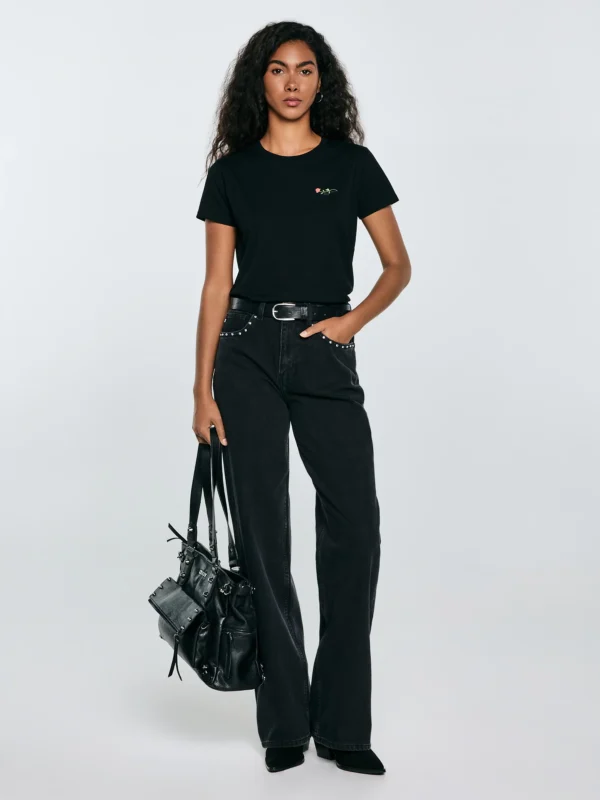 24539f995de9f95e2a749d8727029f03d08c4df6 Koszulka damska z niewielkim haftem na piersi czarna Lidia 906