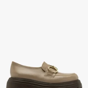 Ciemnobeżowe mokasyny ze srebrną ozdobą