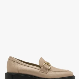 Beżowe mokasyny na czarnym spodzie