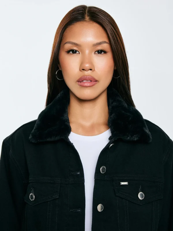 2d248949ba7802d49e88b62a488e2fd2119155f2 Kurtka damska jeansowa z futerkowym kołnierzem czarna Ramona 936