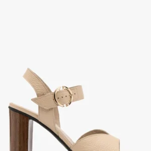 Beżowe sandały na drewnianym słupku