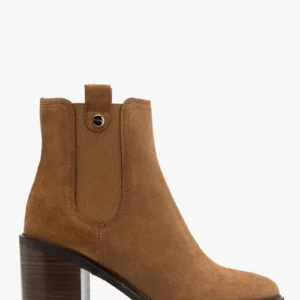 Rude sztyblety na masywnym klocku