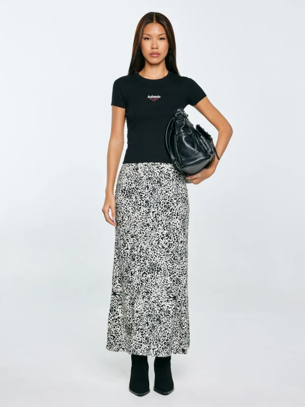 Koszulka damska w prążek z haftem czarna Clarsa 906