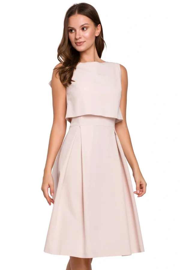 Elegancka rozkloszowana sukienka z dekoltem na plecach beż