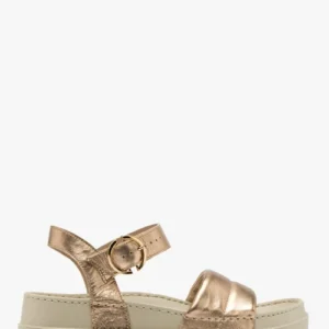 Platynowe sandały ze złotą sprzączką