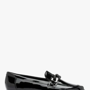 Lakierowane mokasyny z ozdobą na cholewce