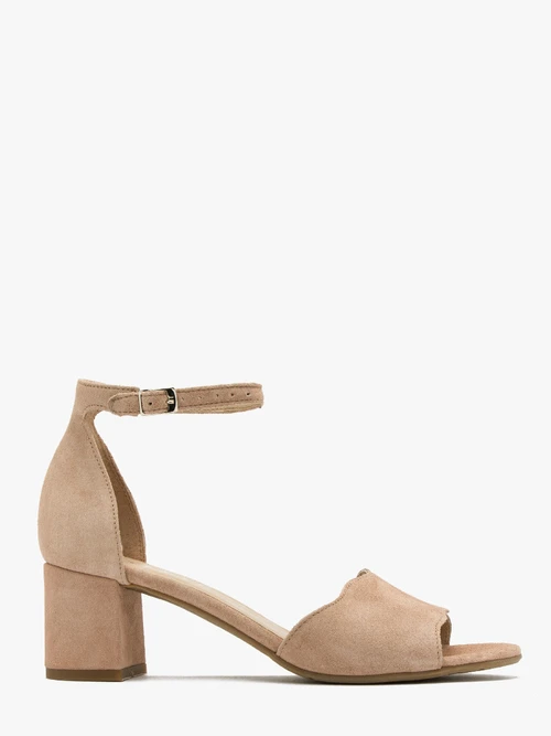 3e2e34a95e3041f9a677a1e5b834394e8c0c88f3 Beżowe sandały z ozdobną cholewką