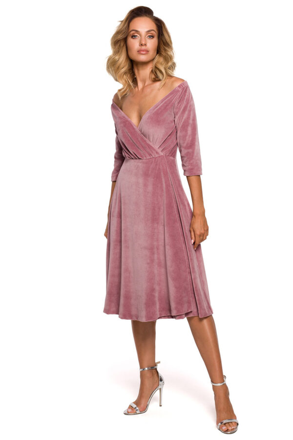 Sukienka welurowa rozkloszowana kopertowa midi z dekoltem V różowa