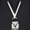 VALENTINO Mała czarna torebka o teksturze skóry z ozdobnym V divina haversack