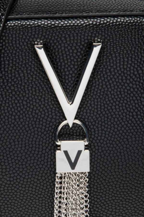 VALENTINO Mała czarna torebka o teksturze skóry z ozdobnym V divina haversack