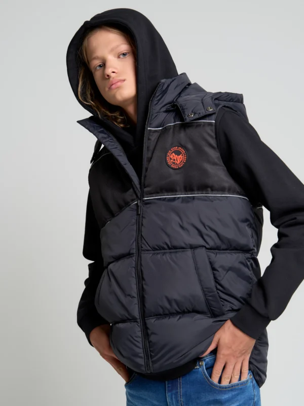 Kamizelka chłopięca z kapturem pikowana czarna Dilan 906