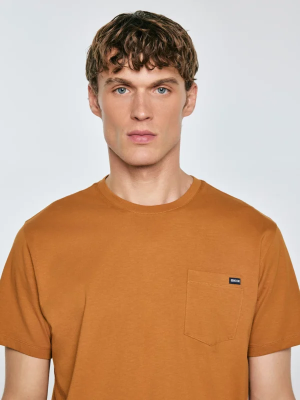 Koszulka męska z kieszonką brązowa Carbon 802