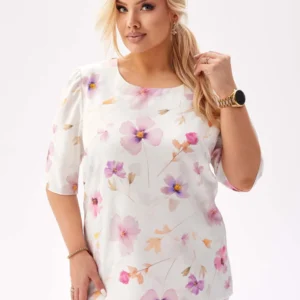 Bluzka Spring z krótkim rękawem i lekką bufką w kolorze ecru w kwiaty PLUS