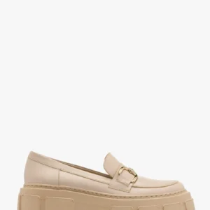 Kremowe mokasyny ze złotą ozdobą