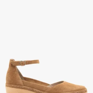 Rude czółenka na platformie z paskiem wokół kostki