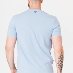 542c4eaf89d067546fe4a4f500b89f34224691be GUESS Błękitny t-shirt męski z wytłaczanym logo