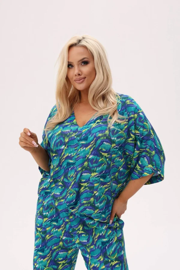 582a07a42f066246b30659c6ce8a4fe9e55a68c0 Wakacyjna bluzka Riva - Tropikalna Energia w odcieniach zieleni i niebieskiego PLUS SIZE XXL OVERSIZE