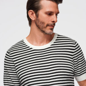 59ea6e331c05380bed286eb1dcce59bddcba9fc5 Dzianinowy t-shirt męski w marynarskie paski z ażurowym splotem – czarno-biały V1