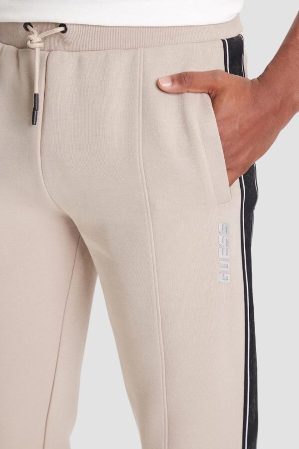 GUESS Beżowe spodnie męskie z lampasami Mickey