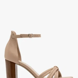 Jasnobeżowe sandały na drewnianym obcasie