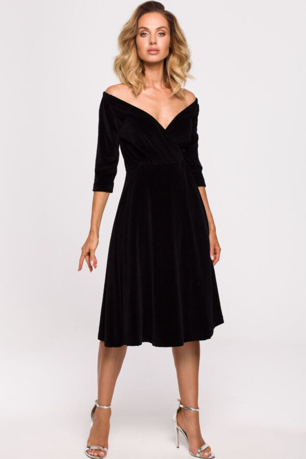 Sukienka welurowa rozkloszowana kopertowa midi z dekoltem V różowa