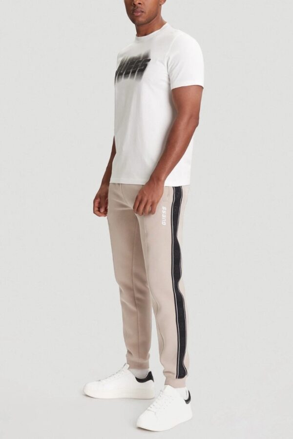GUESS Beżowe spodnie męskie z lampasami Mickey