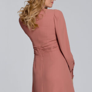 Elegancka sukienka z bufiastymi rękawami pudrowa trapezowa mini