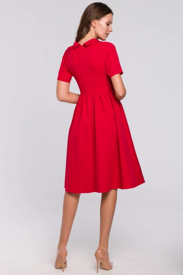 Elegancka rozkloszowana sukienka z wywiniętą stójką różowa