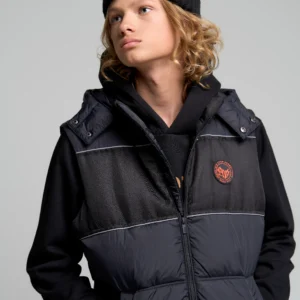 Kamizelka chłopięca z kapturem pikowana czarna Dilan 906