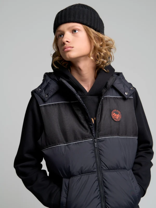 Kamizelka chłopięca z kapturem pikowana czarna Dilan 906