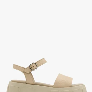 Beżowe sandały ze srebrną sprzączką