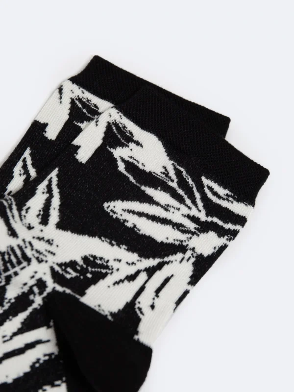 6e676fd9523a64039b1e532d59ab51a0afa2c4da Skarpety damskie bambusowe z motywem kwiatowym czarne Floreta 906