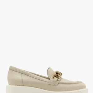 Kremowe mokasyny ze złotym łańcuchem ozdobny