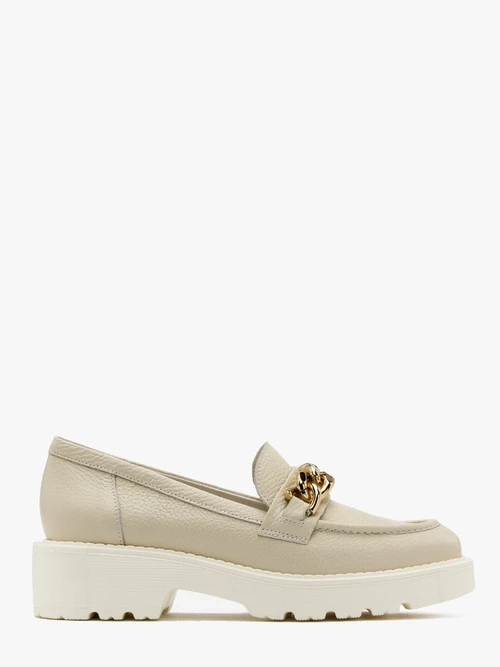 Kremowe mokasyny ze złotym łańcuchem ozdobny