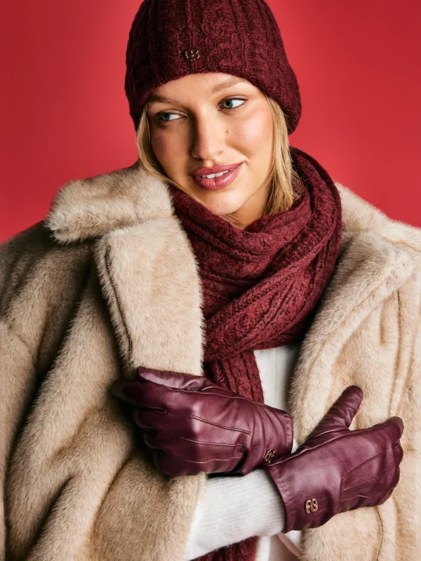 Czapka damska z dekoracyjnym splotem z pomponem bordowa Carole 604