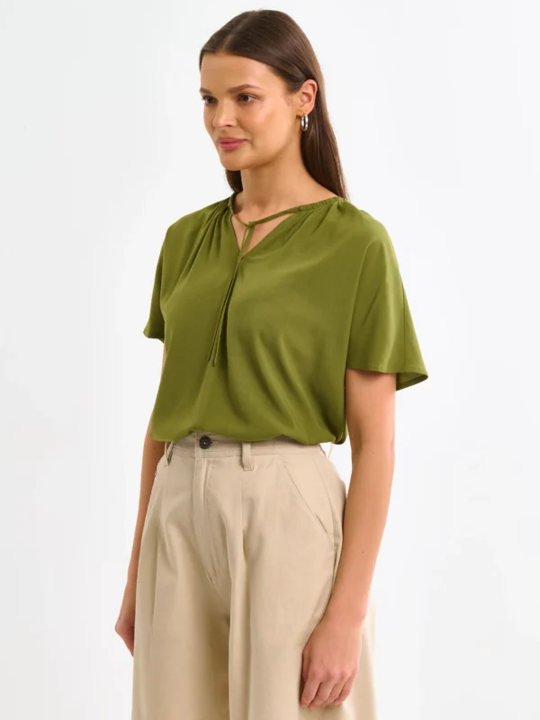 Bluzka damska z wiskozy z ozdobnym wiązaniem przy dekolcie zielona Kortini 303