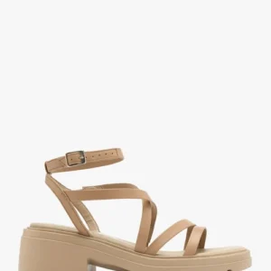 Beżowe sandały z paseczkami