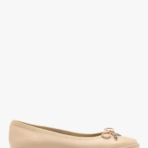 Beżowe baleriny z ozdobną kokardką