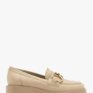 Beżowe mokasyny ze złotą ozdobą