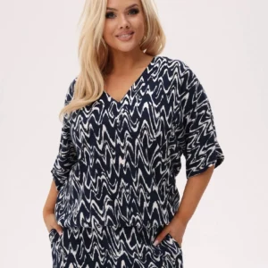 Wakacyjna bluzka Riva - Echo Granatu - ciemnogranatowa baza z białym wzorem w formie zygzaków PLUS SIZE XXL OVERSIZE