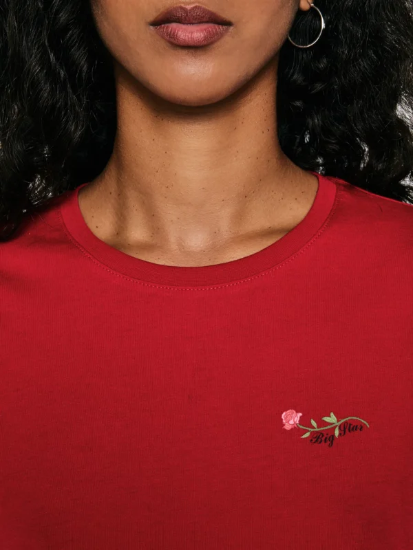 7909514a0d851b4a876359cefd8aac66dfc61c1f Koszulka damska z niewielkim haftem na piersi czerwona Lidia 603