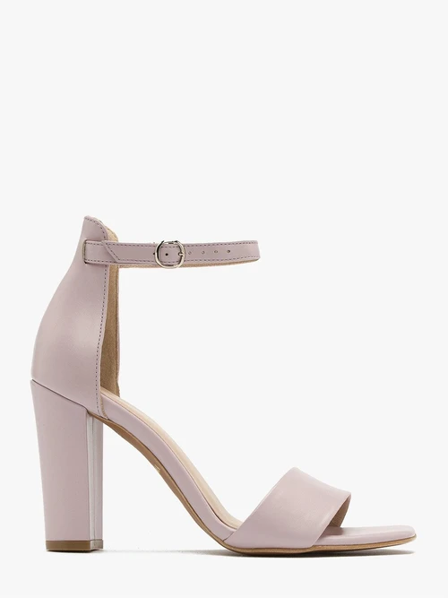 Liliowy sandały na słupku